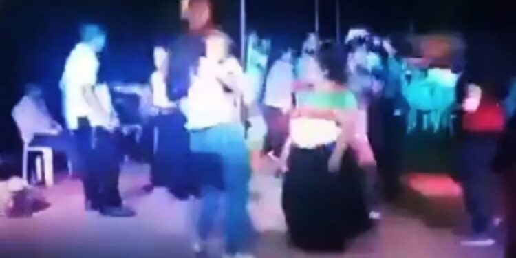 Video. DISPARAN a mujer con BEBÉ en brazos, mientras bailaba en fiesta en Puebla