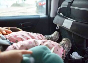Bebita MUERE por temperaturas EXTREMAS al ser “olvidada” en el auto