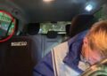 Video. ¡Impactante!, dan cristalazo y asaltan a taxista en transmisión en vivo