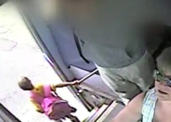Video. ¡NIÑA se atora en la puerta del ‘bus’ y es ARRASTRADA por varios metros!