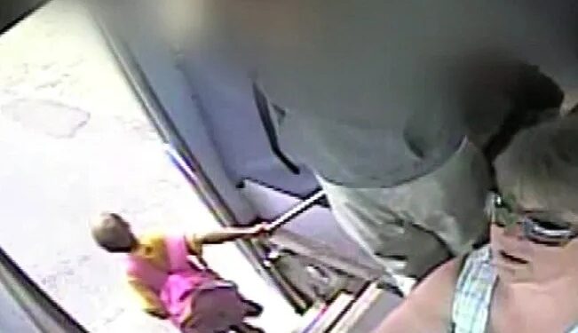 Video. ¡NIÑA se atora en la puerta del ‘bus’ y es ARRASTRADA por varios metros!