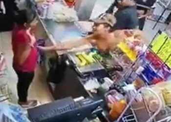 Video. Asaltan con “cuerno de chivo” a cajera, pero la felicitan por embarazo en Reynosa
