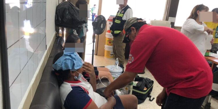 Por “calorón” insoportable, 9 NIÑOS y una MAESTRA reciben primeros auxilios en Victoria