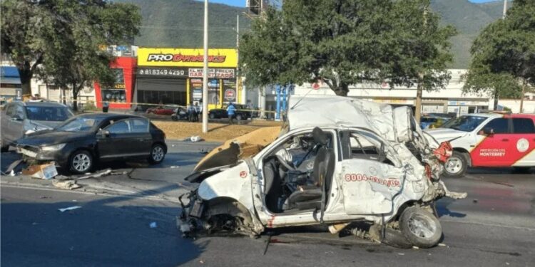 Videos. Horrible CARAMBOLA en Monterrey deja 2 MUERTOS y al menos 5 LESIONADOS