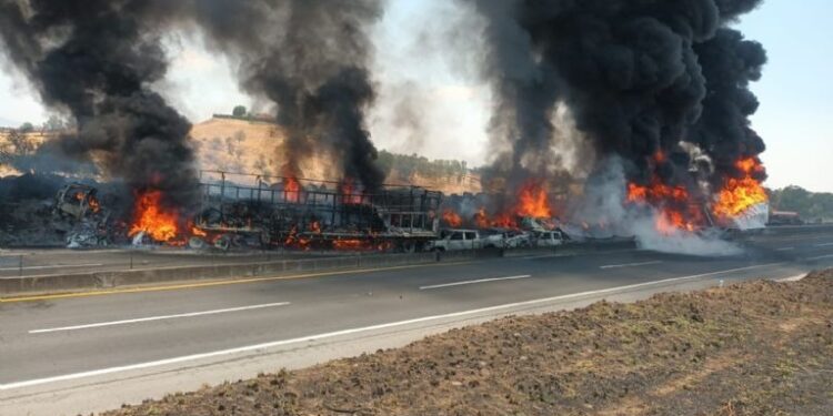 Video. IMPRESIONANTE choque de al menos 10 vehículos CONMOCIONA a Jalisco
