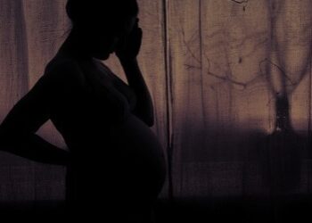 Indigna caso de mujer que tuvo a su bebé MUERTO en su VIENTRE, ¡por 2 días!