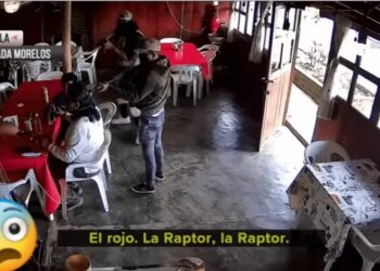 Video. “Pistoleros” asaltan a familia en restaurante de Puebla y ¡los dejan a pie!
