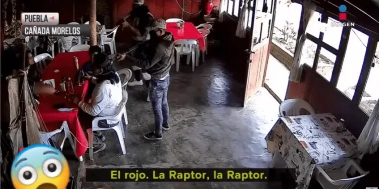 Video. “Pistoleros” asaltan a familia en restaurante de Puebla y ¡los dejan a pie!