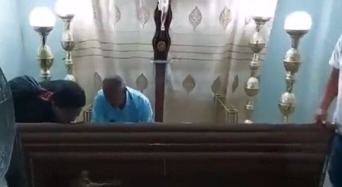 Video. Doñita “vuelve del más allá” en su FUNERAL tras 3 horas de ser declarada MUERTA
