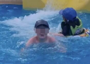 Pequeño gran héroe saca a niño de 4 años del fondo de una piscina