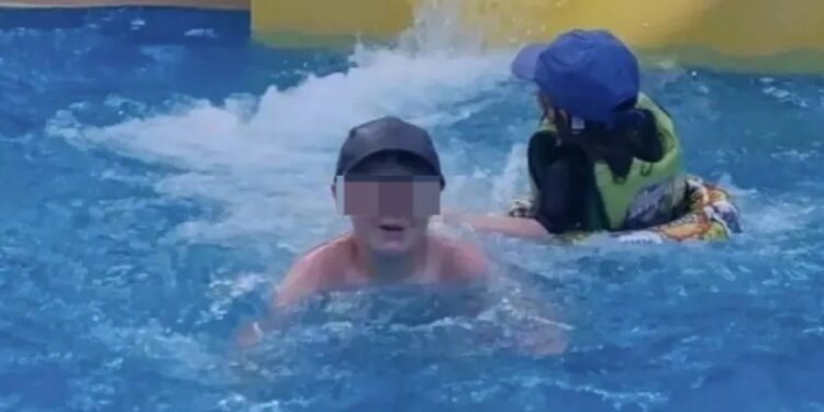 Pequeño gran héroe saca a niño de 4 años del fondo de una piscina