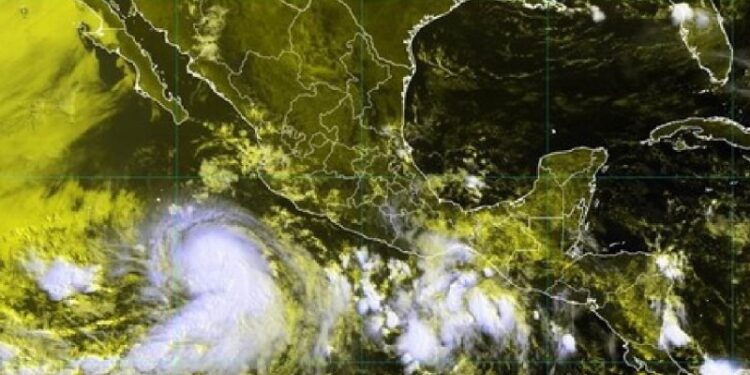 ¡»Adrián» ya es huracán categoría 1 y así afectará estados en México!