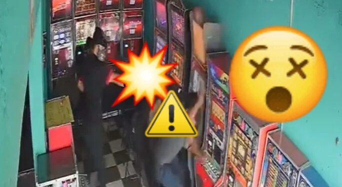 Ejecutan a 2 personas a su lado en las «maquinitas» ¡y él sigue jugando!