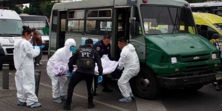  ¿Venganza?, mujer asesinada en “micro” era hermana de violento criminal en CDMX