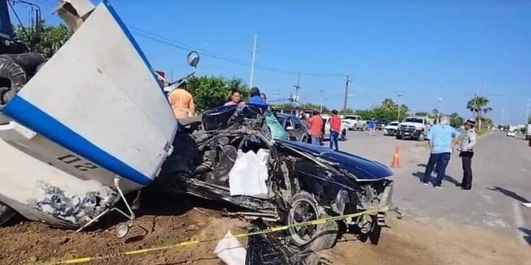 Muere jovencito «APLASTADO» dentro de vehículo impactado por camión en Matamoros