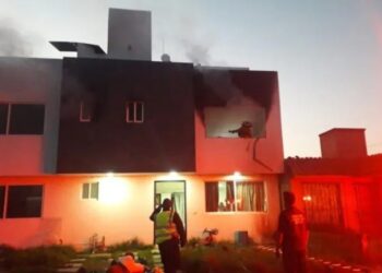 Desquiciado mata a su esposa y luego intenta quemar vivos a sus hijos en Edoméx
