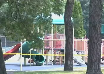 Hay 2 niños QUEMADOS tras deslizarse de tobogán rociado con ÁCIDO