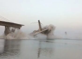 Video. Impactante momento en que un PUENTE en construcción se DESPLOMA en India