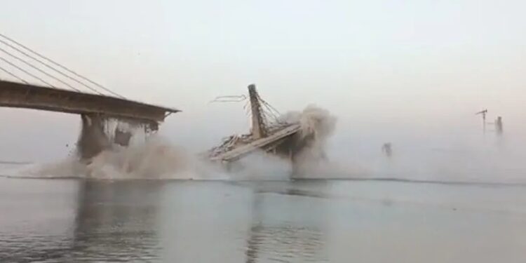 Video. Impactante momento en que un PUENTE en construcción se DESPLOMA en India