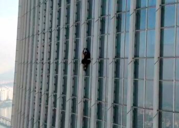 ¡¿’Hombre araña’ eres tú?!, arrestan a sujeto por escalar impresionante rascacielos