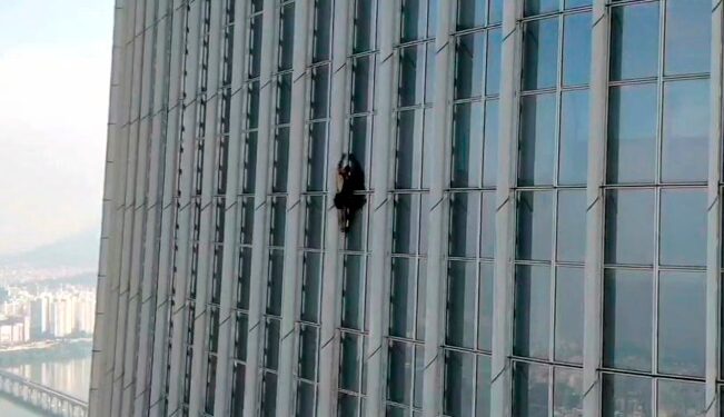 ¡¿’Hombre araña’ eres tú?!, arrestan a sujeto por escalar impresionante rascacielos