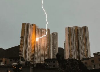 Video. Casi “los PARTE un RAYO” que cayó justo en su departamento en Hong Kong