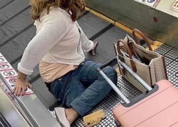 ¡Queda atrapada en escaleras eléctricas y mecanismo le “tritura” la pierna!
