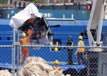 «Titán» vuelve a tierra: recuperan los restos del sumergible tras la tragedia