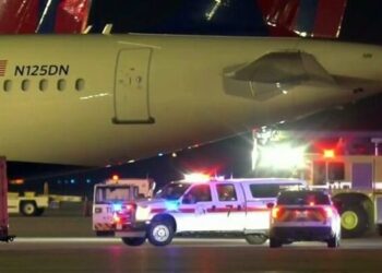 Lamentable: empleado de aerolínea muere succionado por turbina de avión