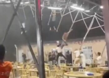 Video. Viento se lleva techo de restaurante y los clientes ¡salen volado!