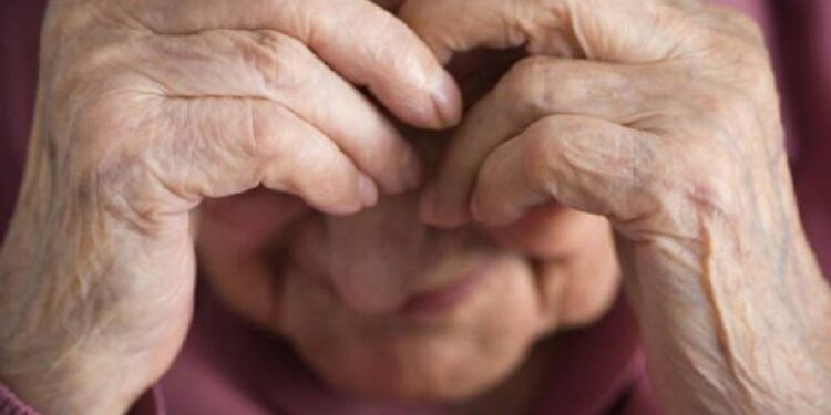 Amarran a ANCIANITA a su cama, intenta escapar y se ASFIXIA con la cuerda