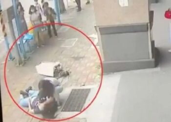 Video. Jovencita muere APLASTADA por aire acondicionado que CAYÓ de edificio