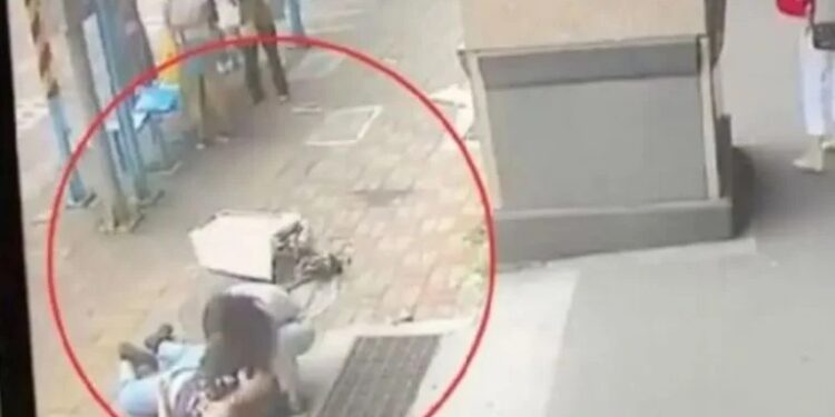 Video. Jovencita muere APLASTADA por aire acondicionado que CAYÓ de edificio