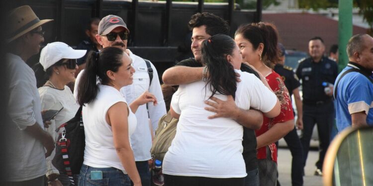 ¡Conmovedor!: 16 policías secuestrados en Chiapas se reencuentran con sus familias