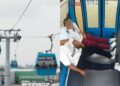 Parejita «echa pasión» en cablebús sin importar la cámara de seguridad
