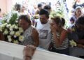 ¡Vuela alto, Aitana!: destrozados padres despiden a niña que murió en elevador