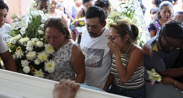 ¡Vuela alto, Aitana!: destrozados padres despiden a niña que murió en elevador