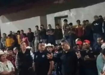 Por crimen de NIÑA violada y DEGOLLADA, pobladores furiosos retienen a Alcalde