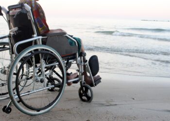 «Cansado» de cuidar a su esposa en silla de ruedas, ¡la mata lanzándola al mar!