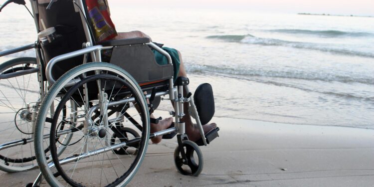 «Cansado» de cuidar a su esposa en silla de ruedas, ¡la mata lanzándola al mar!