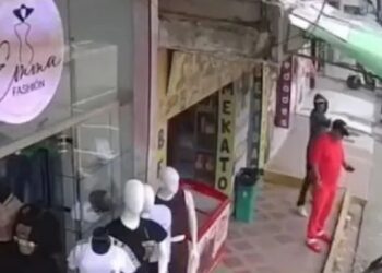 Video. ¡Por un pelo!: se salva de MORIR al fallar el arma de SICARIO; ni sintió