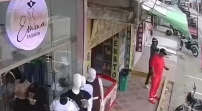 Video. ¡Por un pelo!: se salva de MORIR al fallar el arma de SICARIO; ni sintió