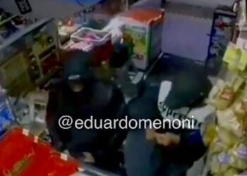 Video. «Tiro por la culata»: dueño de tienda se defiende y abate a asaltante