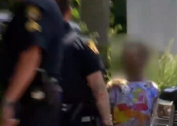 ¡Pequeño demonio!, NIÑO de 8 años roba auto con PISTOLA en mano