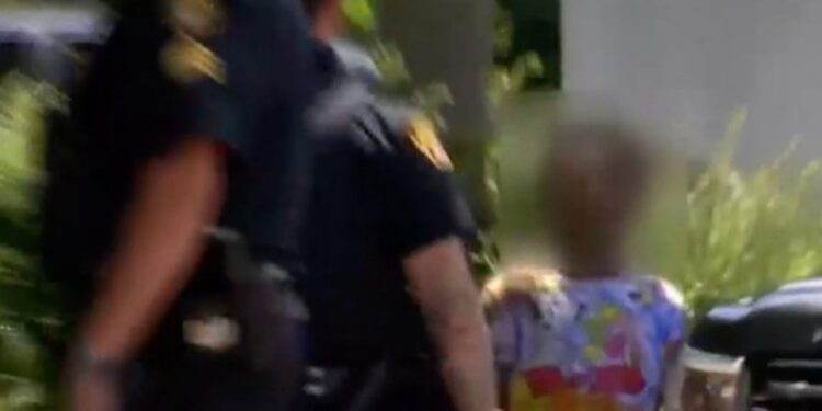 ¡Pequeño demonio!, NIÑO de 8 años roba auto con PISTOLA en mano
