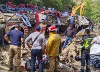 Viaje sin retorno: terrible volcadura deja al menos 27 muertos en Oaxaca