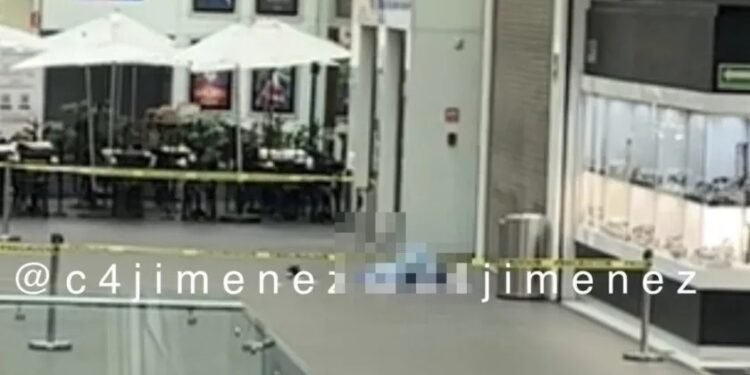 ¡Terrible!, sujeto se arroja del 3er nivel de plaza Reforma 222 en CDMX
