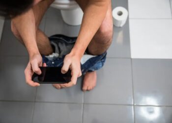 Por estar viendo el celular, pasa horas en el INODORO y, ¡se le salió el INTESTINO!