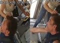 Video. ¡Furiosa DESGREÑA a chofer de CAMIÓN por no hacer una parada!
