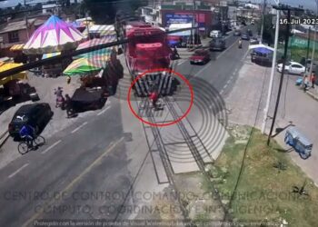 Video. ¡De Infarto!: ciclista falla al intentar ganarle paso al tren pero SOBREVIVE